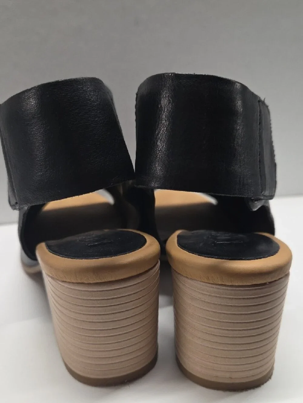 Korks Black Open-Toe Leather Sandals with Tan Block Heel Size 9.5